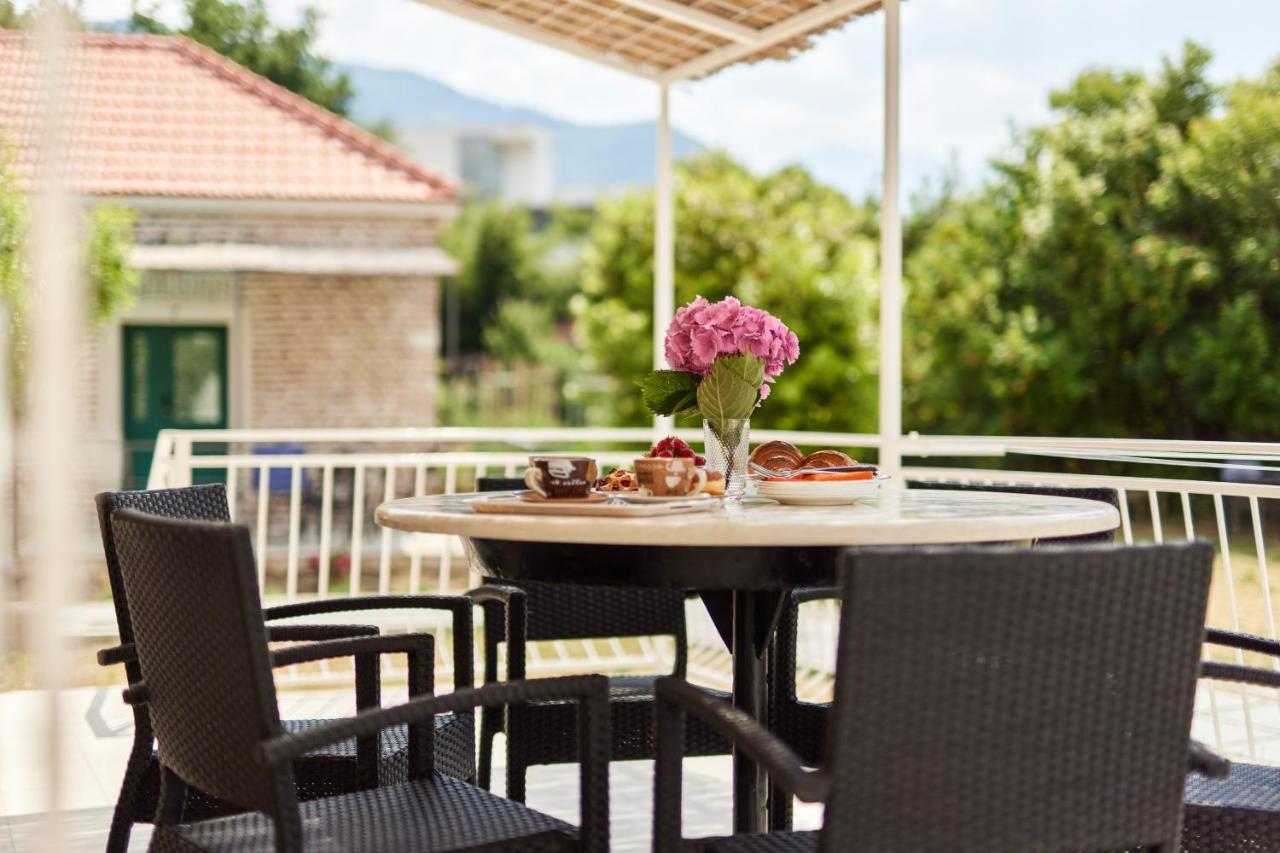 Waikiki Beach House Villa Tivat Exterior foto