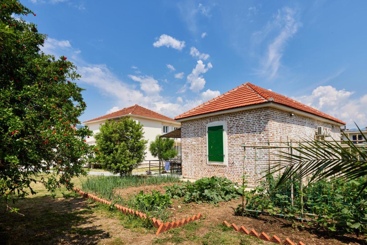 Waikiki Beach House Villa Tivat Exterior foto