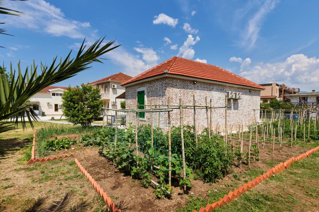 Waikiki Beach House Villa Tivat Exterior foto